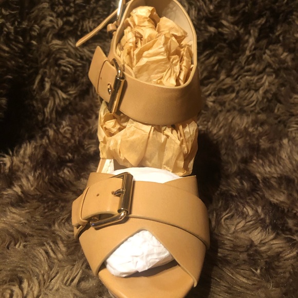Women’s Cute Chunky Heel Sandal - Picture 2 of 8